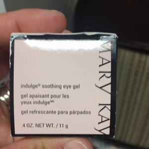 Indulge soothing eye gel